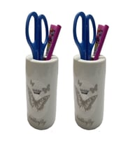2 ADET KALEMLİK KELEBEK DESENLİ SERAMİK OFİS GERECİ  7X7X11CM