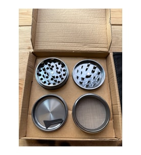 4 Katlı Metal Öğütücü, Mıknatıslı, Yapışmaz ve Kazıyıcılı, 50mm