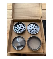 4 Katlı Metal Öğütücü, Mıknatıslı, Yapışmaz ve Kazıyıcılı, 50mm