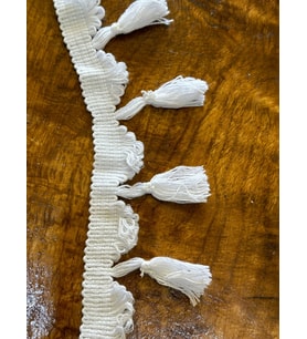 BEYAZ BOMBELİ PÜSKÜLLÜ ŞERİT ÇANTA DİKİŞ AKSESUARI EN 7 CM (1 METRE )