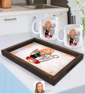BK Gift Kişiye Özel İsimli Kadın Kuaför Karikatürlü Doğal Ahşap Tepsi ve 2’li Kupa Bardak Seti-1