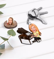 BK Gift Kişiye Özel Kadın Müzik Öğretmeni Karikatürlü Ahşap Anahtarlık-1 (Beyaz)