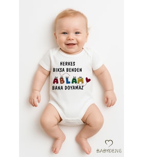Herkes Bıksa Benden Ablam Bana Doyamaz Yazılı Çıtçıtlı Bebek Zıbını %100 Pamuk Kısa Kollu Body Tulum (Beyaz)