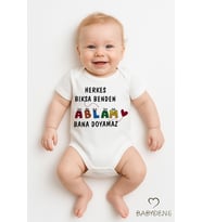 Herkes Bıksa Benden Ablam Bana Doyamaz Yazılı Çıtçıtlı Bebek Zıbını %100 Pamuk Kısa Kollu Body Tulum (Beyaz)