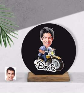 BK Gift Kişiye Özel Erkek Motorcu Karikatürlü Yuvarlak Ahşap Biblo-1