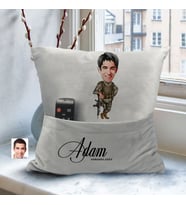 BK Gift Kişiye Özel Asker Karikatür Tasarımlı Organizer Kumanda ve Atıştırmalık Cepli Gri Kırlent Yastık- 2 Arkadaşa Hediye, Cepli Yastık