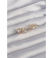 Pirinç Gold Renk İri Zirkon Taşlı Kıvrımlı Minimal Kelebekli Halka Küpe 5886