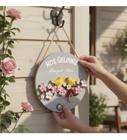 Serpils Atelier Kişiye Özel İsimli Kapı Tabelası - 20 cm Seramik Kil Tasarım - El Yapımı Kuş ve Bahar Temalı Ev Hediyesi - İç ve Dış Mekan Uyumlu Dekoratif Kapı Süsü