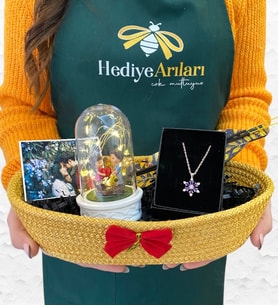 Kişiye Özel Hediye Sepeti  Işıklı Kalp Tutan Çiftli Fanus & Lotus Kolye & Ahşap Tütsülük