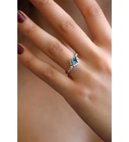 Kare London Blue Taşlı Pırlanta Yüzük (Beyaz)