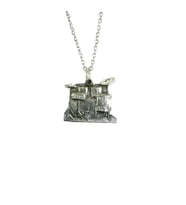 Bateri Müzik Aletli Kolye – Unisex -Davul Seti Figürlü Metal Takı 60 cm Zincir (Gümüş)