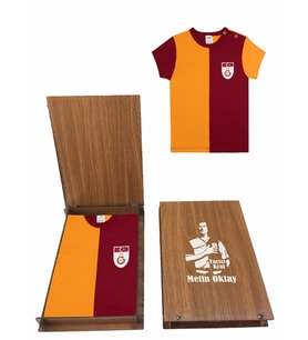 GALATASARAY BEBEK METİN OKTAY FORMA TSHİRT HEDİYE AHŞAP KUTULU (Kırmızı)