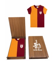 GALATASARAY BEBEK METİN OKTAY FORMA TSHİRT HEDİYE AHŞAP KUTULU (Kırmızı)