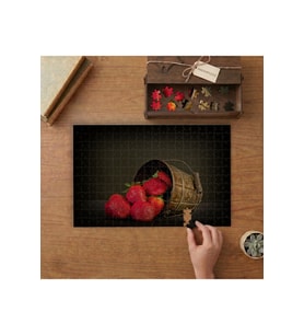 Kovadan Dökülen Çilekler Tasarımı 240 parça Ahşap Puzzle Ahşap Kutuda MP03977