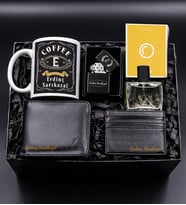 Kişiye Özel Siyah Suni Deri Cüzdan & Siyah Deri Kartlık & Zippo Tarzı Çakmak & Bargello Oriental 515B Erkek Parfümü & Kişiye Özel Retro Kupa Hediye Seti