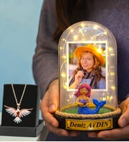 Fotoğraflı & Yazılı Led Işıklı Fanus ve Renkli Zümrüdü Anka Kuşu Kolye – Sevgiliye Anlamlı Hediye (Model 1)
