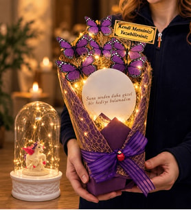 Kişiye Özel Metinli LED Işıklı Aynalı Mor Kelebek Buketi ve LED Işıklı Unicornlu Fanus