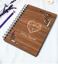 Kişiye Özel Kalp Desenli Ahşap Kapaklı Defter - Ajanda - İsme Özel - A5 60 Yaprak (120 SAYFA) Hediyelik (Gümüş)