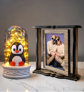 Kişiye Özel 2 Fotoğraflı Dönen Ahşap Çerçeve ve Penguenli LED Işıklı Fanus Hediye Seti