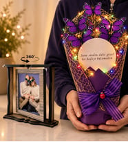 Kişiye Özel 2 Fotoğraflı Ahşap Dönen Çerçeve ve Renkli LED Işıklı Aynalı Mor Kelebek Buketi Hediye Seti