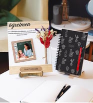 Öğretmenler Günü Ahşap Fotoğraflı Çerçeve Defter ve Kalem Hediye Seti (Beyaz)