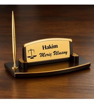 Kişiye Özel Hakim Masa Üstü İsimlik – Altın Renk Şık Tasarım Kalemli Ofis İsimliği