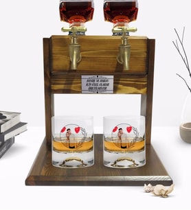 BK Gift Kişiye Özel Renkli Baskılı İsimli Fotoğraflı İkili Viski Bardağı ve Çift Musluklu Doğal Ahşap Viski Standı-25 (Model 1)