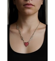 İskelet El Figürlü Pembe Kalpli Gotik Kolye – Unisex Metal Zincirli Alternatif Tasarım