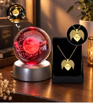 Kişiye Özel Kanatlı Kalp Kolye ve Işıklı 3D Gezegen Küre Hediye Seti