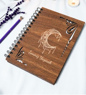 Kişiye Özel Ay Mandala Desenli Ahşap Kapaklı Defter - Ajanda - İsme Özel - A5 60 Yaprak (120 SAYFA) Hediyelik (Gümüş)