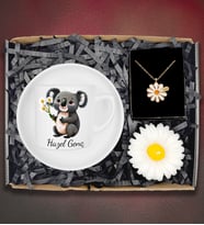 Kişiye Özel Papatya Kolye&Kişiye Özel Koala Tasarım Fincan&Papatya Mum Hediye Seti