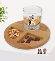 BK Gift Kişiye Özel Sevgililer Karikatürlü Viski Bardağı ve Doğal Masif Ahşap Yuvarlak Sunum Tabağı Çerezlik Hediye Seti-16