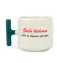 Güçlü Kadının Dostu Az, Düşmanı Çok Olur Baskılı Kadınlar Günü Yeşil Kulplu T Kupa