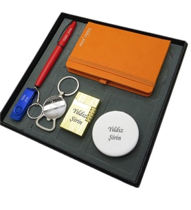 Signator® Cuprinia  İsme Özel Set - 32 Gb. Usb Bellek + Çakmak + Not defteri  + Anahtarlık + Kalem ve El Aynası  Kişiye Özel Hediyelik Set (Karışık)