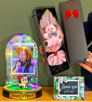 Kişiye Özel Renkli Led Işıklı Fanus ve Kutusunda Pembe Ayıcık Buketi (Model 8)