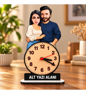 Kişiye Özel Fotoğraflı 2 Kişilik Çift Karikatürlü 18 cm MDF Dikey Masa Saati - Sevgiliye ve Eşe Hediye Sevgililer Günü ve Yıl Dönümü Hediyesi Krem