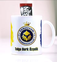 BBaskı  Kişiye Özel İsim Yazılı Sarı-Lacivert Şampiyonluk Taraftar Kupa Bardak  A Kalite Premium Porselen (%80 porselen / %20 seramik)  Kalıcı Baskı (Net Detay / Canlı Görünüm)  Günlük Kullanım  Güçlü Korumalı Paketleme