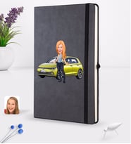 BK Gift Kişiye Özel Plakalı Kadın Volkswagen Golf Karikatürlü Siyah Termo Deri Defter 16x24cm Model 2