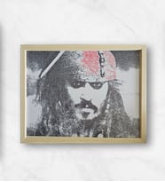 Gerçek Kalemle Çizilmiş Portre – Jhonny Depp - Karayip Korsanları- Siyah ve Kırmızı - Köşeli Çizgiler-30X40 CM