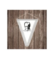 Siyah - Beyaz Mustafa Kemal Atatürk Silüeti ve İmza Beyaz Saçaklı Üçgen Flama Bayrak Hatıra Flama ATA28