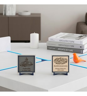 Ofis, Çalışma Masası ve Kitaplık İçin Tevekkül Simgesi Stantlı Tasarım ve Damla Hat Meâlli Besmele İkili Takım 10x10 cm, Pudra - Kül Gri
