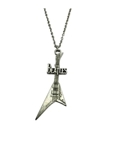 The Beatles Temalı Elektro Gitar Kolye – 60 cm Metal Vintage Rock Aksesuar (Gümüş)