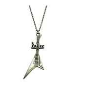 The Beatles Temalı Elektro Gitar Kolye – 60 cm Metal Vintage Rock Aksesuar (Gümüş)