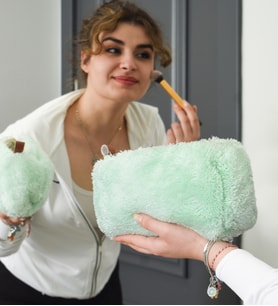 Fermuarlı Peluş Makyaj Çantası (Uzun Tüylü) – Kadınlar İçin En Yeni Makyaj Çantası Modelleri (Su Yeşili)