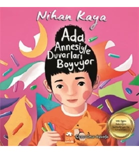 Ada Annesiyle Duvarları Boyuyor