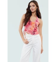 Yazlık Soyut Desenli Crop Bluz Boyundan Bağlamalı Örme Tül Kumaş Modern Stil Şık Görünüm (Pembe)