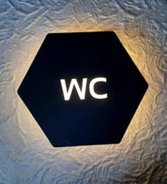 Özel Altıgen Serisi Işıklı WC Yönlendirme Tabelası