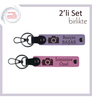 Kamera Simgesiyle Şıklığı Tamamla, Kişisel İsimli 2’li Anahtarlık Takımı, Mor Menekşe-Pembe