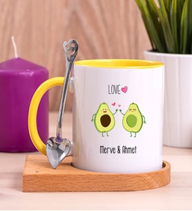 Kişiye Özel Sevimli Avokado Desenli Ahşap Altlıklı Sarı Kupa Bardak