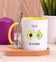 Kişiye Özel Sevimli Avokado Desenli Ahşap Altlıklı Sarı Kupa Bardak
